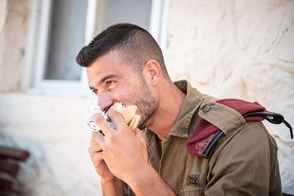 חייל אוכל המבורגר