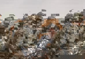 לוחמים לוחמי יחידה 669 מטפלים מעניקים טיפול רפואי בפצוע פצוע מכוסה שמיכה רפואית כסופה שמיכת כסף פצועים בשטח רצועת עזה בעזה