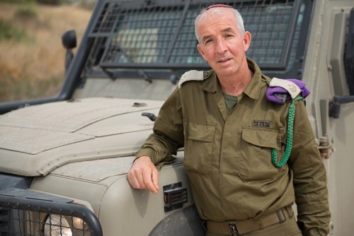 בצמוד ללוחמים שמדי יום דואגים לשמור על הביטחון בגזרת יהודה ושומרון המאתגרת, פועלים בכל רגע נתון הנהגים המבצעיים - חיילים שמתוקף תפקידם נמצאים בכל עת במרחבים המסוכנים ביותר ומלווים את הכוחות לכל פעילות מבצעית במרחב.   "עד כמה אנחנו משמעותיים? טעות הכי קטנה שלנו - וכל המבצע עלול להיכשל", מבהיר רס"ב שמעון זינו, מפקד בית הספר לנהיגה בבסיס האימונים של פיקוד מרכז. "אין הרבה תפקידים בצה"ל שדורשים כל כך הרבה דיוק, מקצועיות, ערנות ויכולת לפעול תחת לחץ כמו של הנהג מבצעי".   על מנת לעמוד בכל האתגרים שטומנת גזרת יהודה ושומרון לנהגים המבצעיים, הם מגיעים לבסיס האימונים של פיקוד המרכז (בא"פ לכיש), רגע לפני שהלוחמים תופסים קו, הם מתרגלים את כל התרחישים בהם יכול להיות שייתקלו במסגרת ההכשרה הייעודית בבית הספר לנהיגה שבבסיס.  "לנהגים ביהודה ושומרון אין רגע דל", מדגיש רס"ב זינו. "לאורך כל שעות היום הם עורכים סיורי ביטחון בגזרה, מוקפצים ראשונים לכל זירת אירוע, ובלילות הם יוצאים לעומק המרחבים הפלסטיניים לביצוע הפעילויות המבצעיות. לבית הספר שלנו יש משימה אחת עיקרית - להכין אותם למשימות באיו"ש ולהבטיח שהם יידעו להביא ולהוציא את הלוחמים מעומק השטח בלי שום פגע".  ראשונים בכל מקום  בבית הספר לנהיגה בראשותו של רס"ב זינו, מתקיימות הכשרות לכלי רכב ממוגנים מסוג "זאב" ו"דויד" הנחשבים לכלים הצבאיים השכיחים ביותר בצירי יהודה ושומרון, ולצד אלו גם הכשרות על כלי רכב קלים כמו "סופה" ו"פאג'רו", המשמשים לרוב את המפקדים הבכירים בגזרה.  רס"ב זינו, מפקד בית הספר לנהיגה  עוד יש לציין, כי רוב הנהגים שמגיעים לבית ספר הם אנשי מילואים שמגויסים ביחד עם גדודיהם להחליף את הכוחות הסדירים ביהודה ושומרון, אולם ההתמחות הייחודית של הבסיס בגזרת איו"ש ושטחי הנהיגה המאתגרים שסובבים אותו, מושכת לביה"ס את כלל הנהגים המבצעיים בצה"ל, עוד בתקופת הכשרת היסוד בצאלים.  "מוטלת עלינו האחריות לחתום על כל כוח, עד ללוחם האחרון, כי הוא כשיר מכל הבחינות לעלות לתעסוקה מבצעית באיו"ש", מסביר רס"ב זינו. "אנחנו רוצים שהנהגים שמגיעים אלינו יבצעו אצלנו את כל הטעויות האפשריות בשביל שייצאו לקו המבצעי עם כמה שיותר ביטחון וניסיון. עלינו להבטיח שכל הנהגים מכירים את הרכב עד לפרט האחרון ומוכנים לאתגר שמחכה להם. כי בזמן אמת - הטעות הכי קטנה שלהם עלולה לעלות ביוקר".
