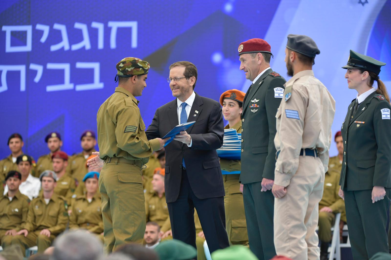 церемония награждения 2023. 2023. брюс уиллис 2022 декабрь. независимость 2023. детектив найт искупление 2022.