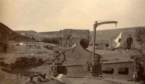 תותחי מצור מסוג הוביצר בקוטר 28 ס"מ במלחמת רוסיה-יפן. מקור: ויקימדיה קומונס.