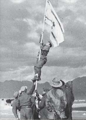 חיילים מניפים