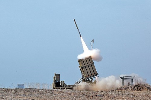 כיפת ברזל במהלך שיגור טיל מיירט