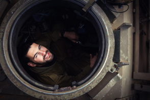 בתרגיל באל פורן לקראת סוף התרגיל ביקשתי מחבר שעמד מעליי שיצלם אותי בתוך הנגמש כיוונתי עבורו את המצלמה ונתתי לו לצלם