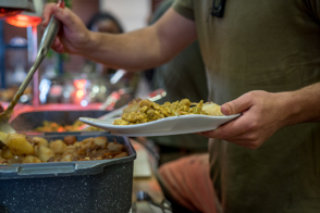 חייל לוקח אוכל