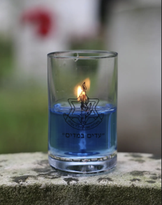 40 41 תמונה נר במקום בית הקברות בצד ימין